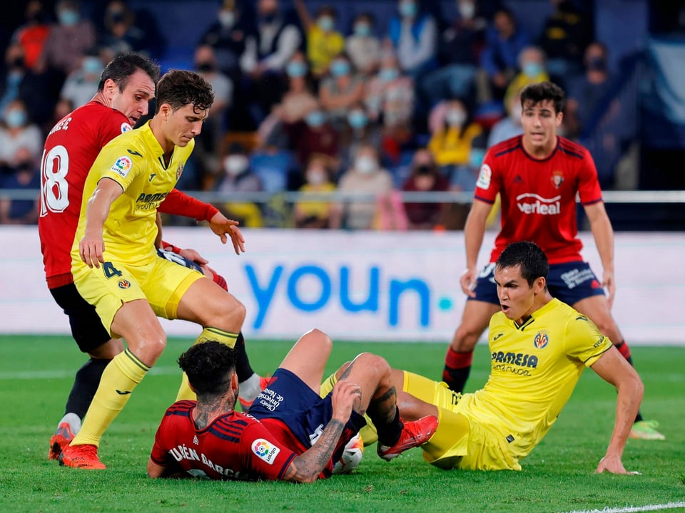 Villarreals Aissa Mandi gegen Ruben Garcia von Osasuna.