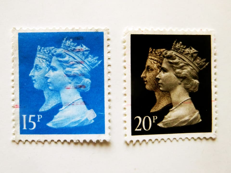 Zwei Briefmarken mit unterschiedlichen Farben und gleichem Motiv: die Köpfe zweier Königinnen. 