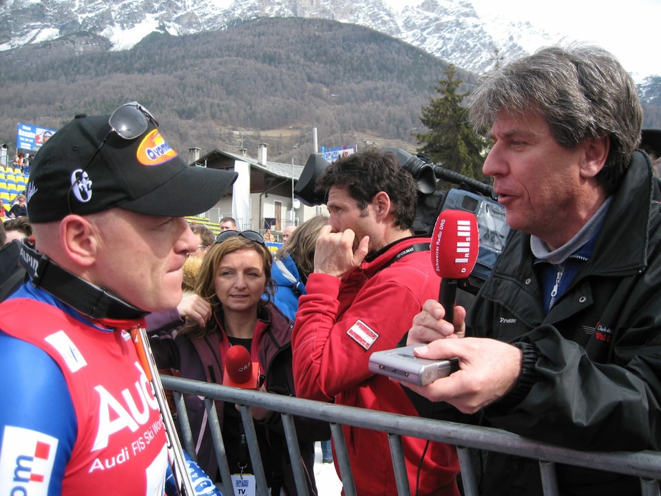 Bernhard Schär interviewt im Zielraum Didier Cuche.