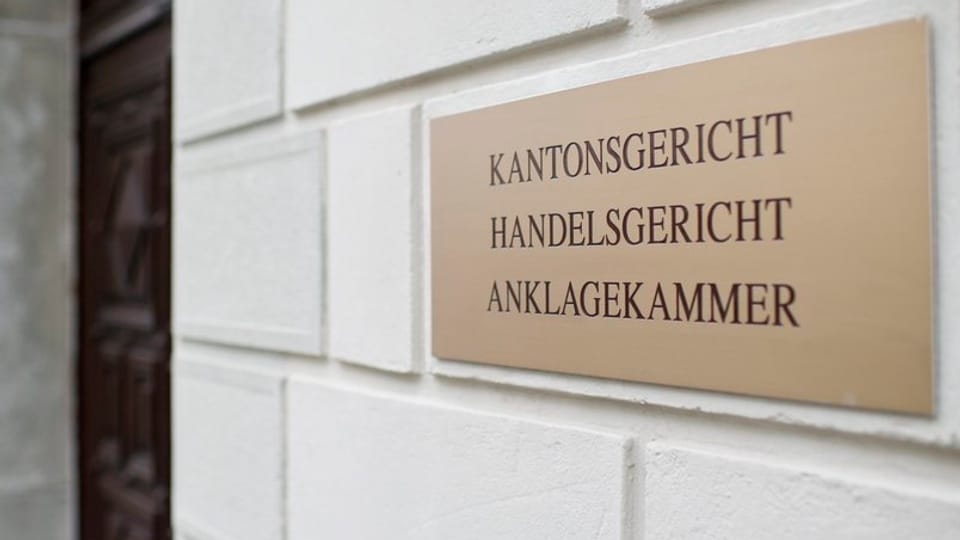 Die Tafel, die den Eingang des Kantonsgerichts in St. Gallen markiert.
