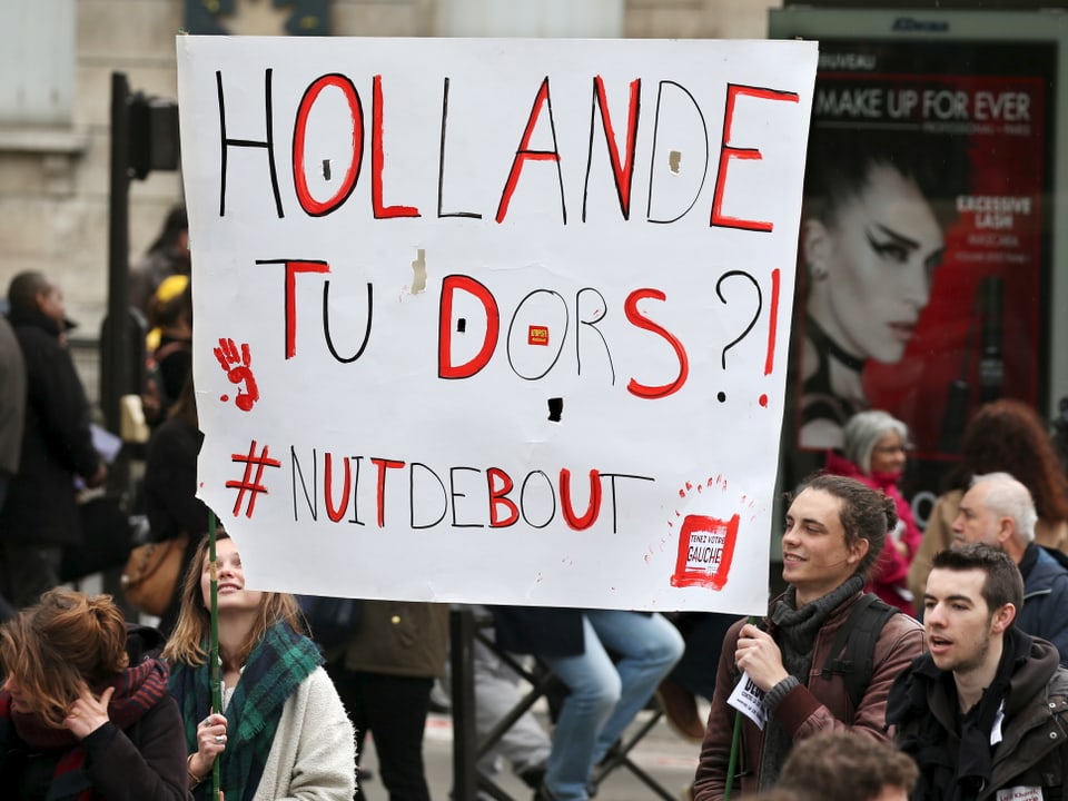 Plakat mit «Hollande tu dors».