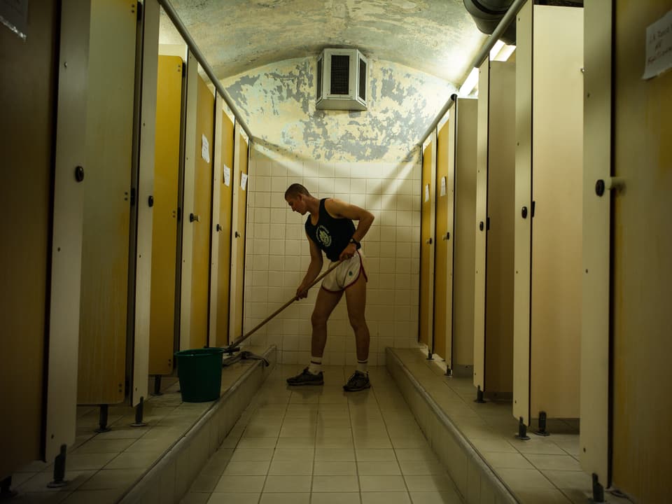 Ein Legionär putzt die Toiletten des Stützpunktes in Nimes.