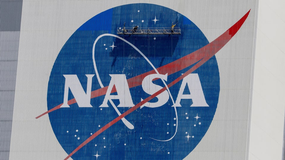 Überlebensgrosses rundes Nasa-Logo vor dem Kennedy Space Center im US-Bundesstaat Florida 