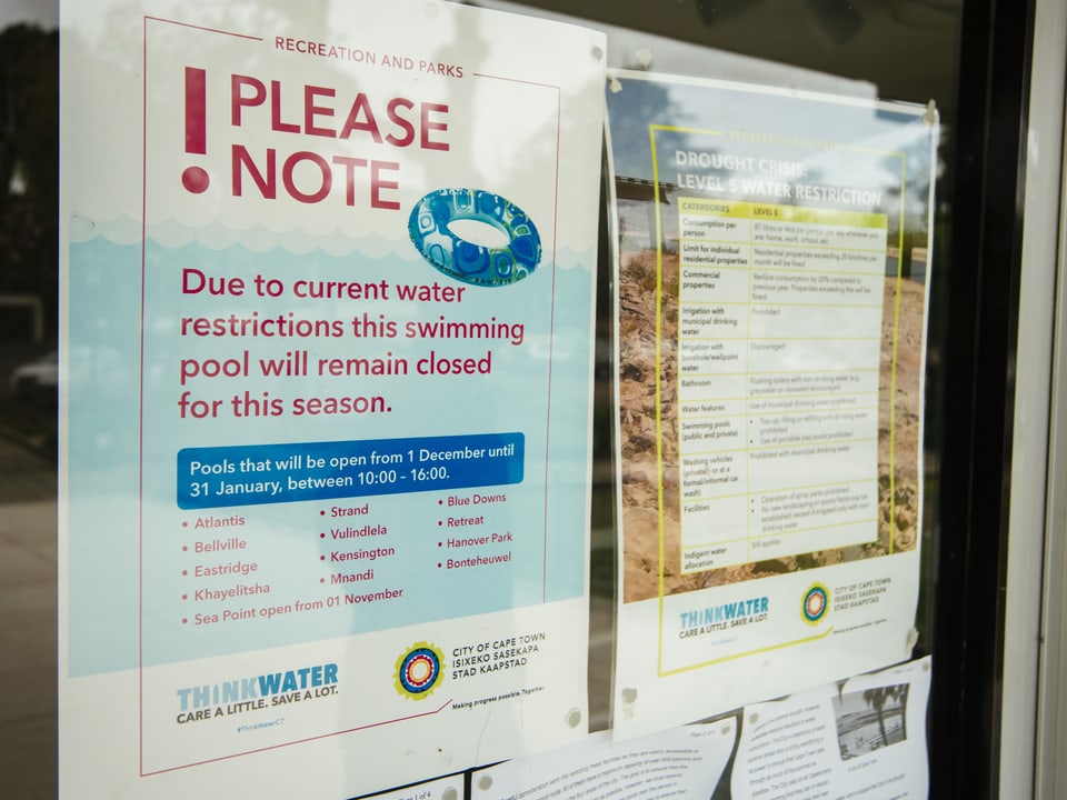 Ein Poster, auf dem die Stadtverwaltung die öffentlichen Swimmingpools schliesst. 