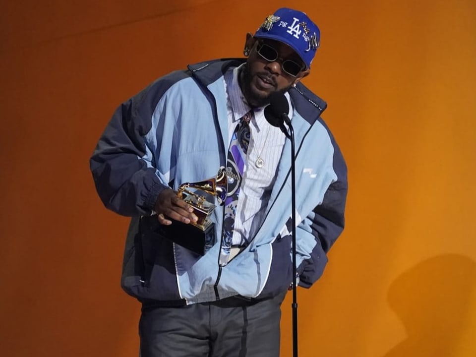 Kendrick Lamar bedankt sich auf der Bühne für den Grammy.