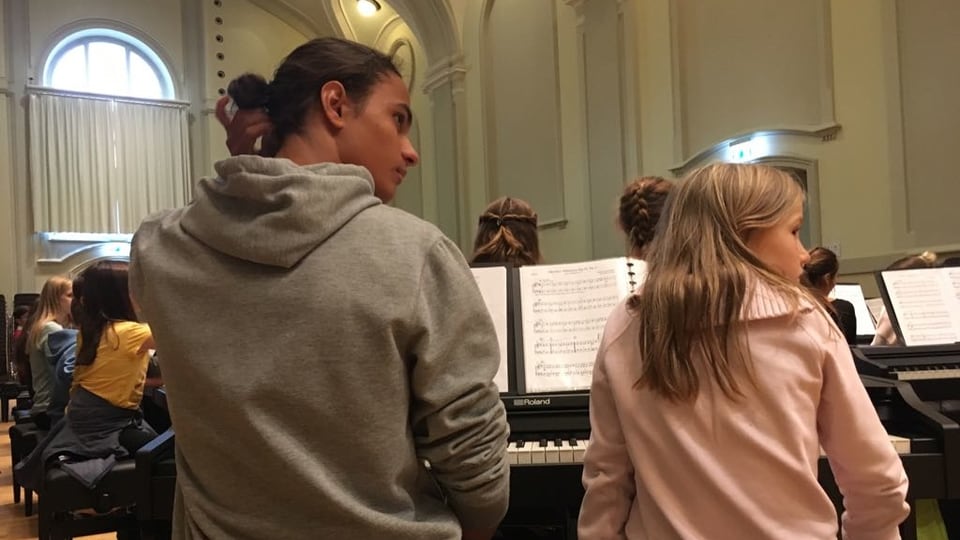 Zwei Kinder am Klavier