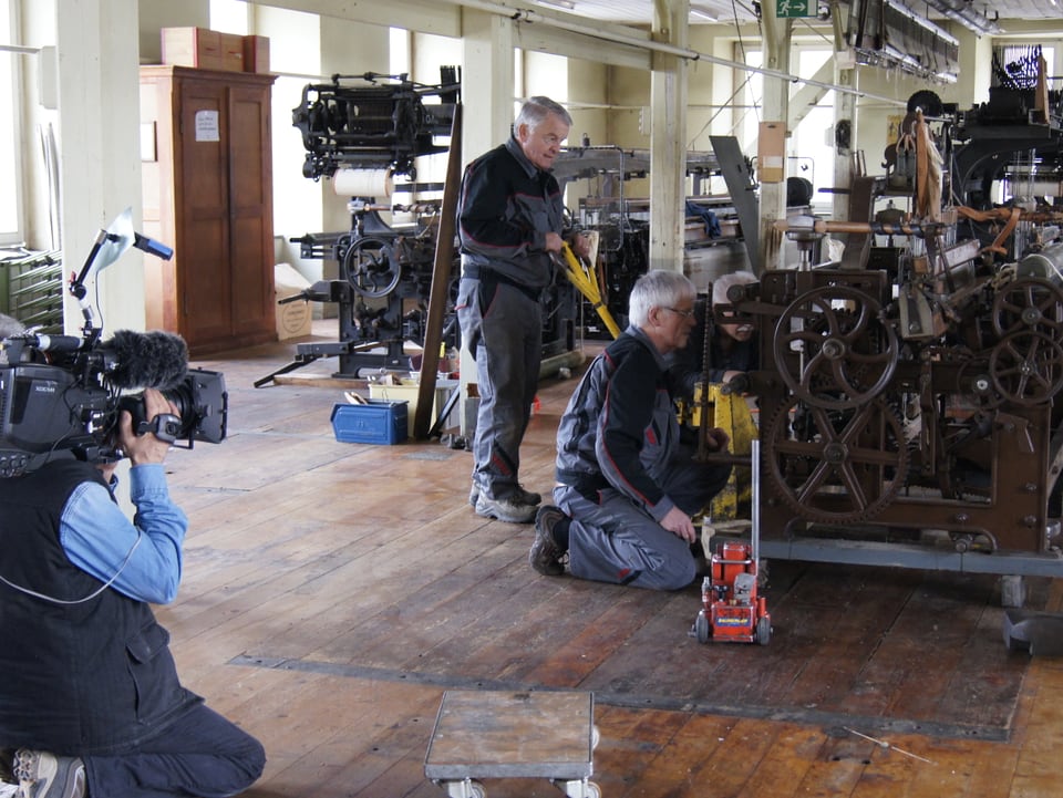 Die Webereitechniker platzieren die Maschine in der «anno 1914»-Weberei in Bauma.