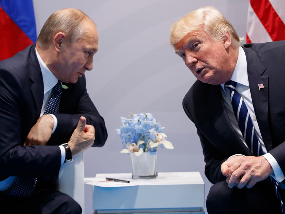 Wladimir Putin und Donald Trump an einem Presse-Termin anlässlich des G8-Gipfels in Hamburg 2017.