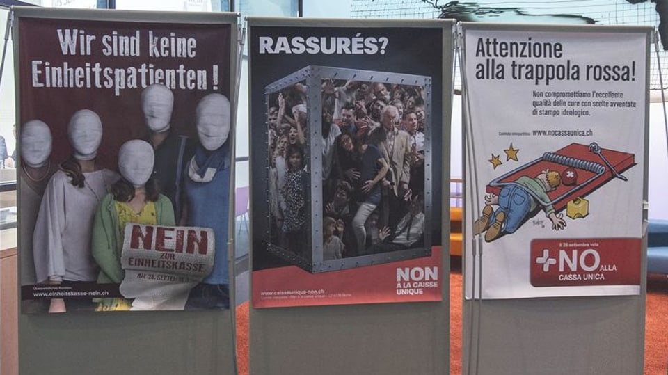 Plakate mit Nein-Parolen gegen die Einheitskassen.