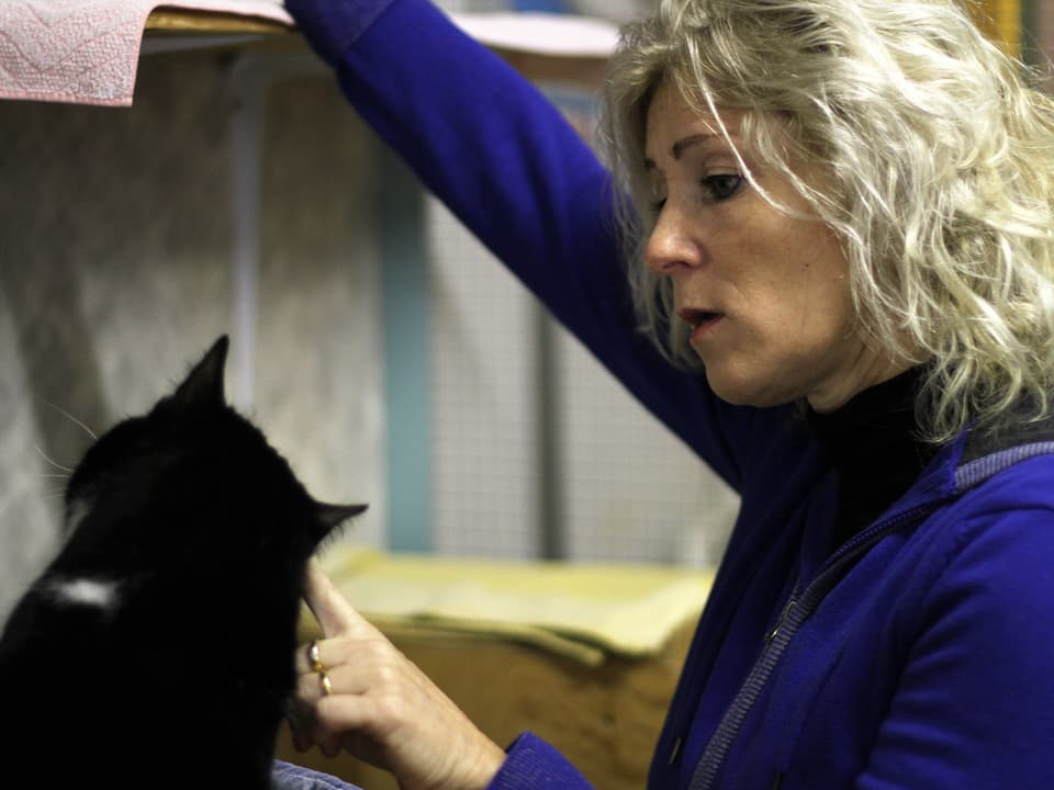 Kerstin Sica mit einer schwarz-weissen Katze.