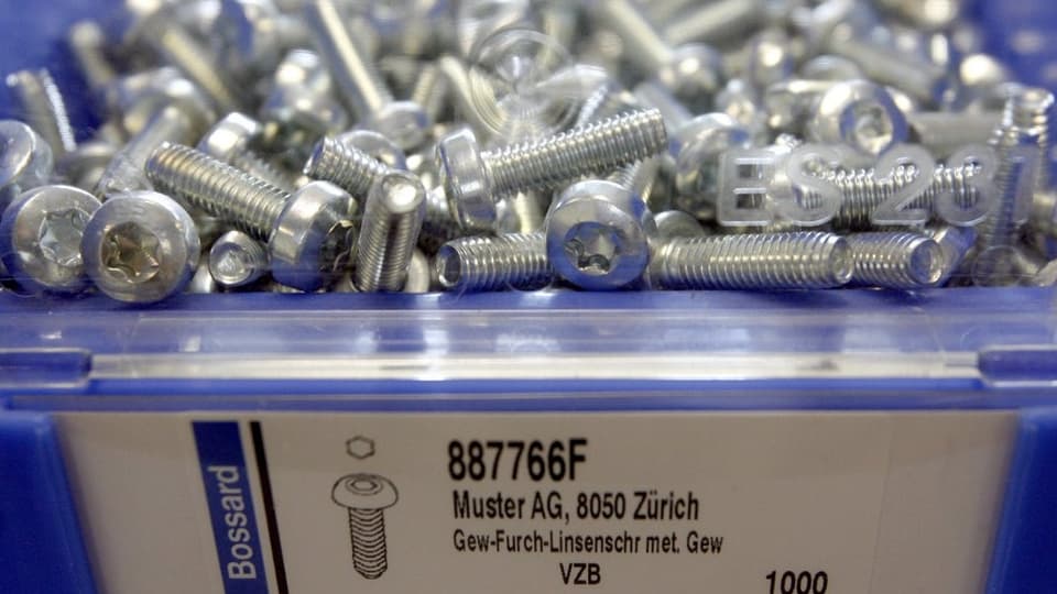 Unzählige Bossard-Schrauben in einem Plastic-Container.