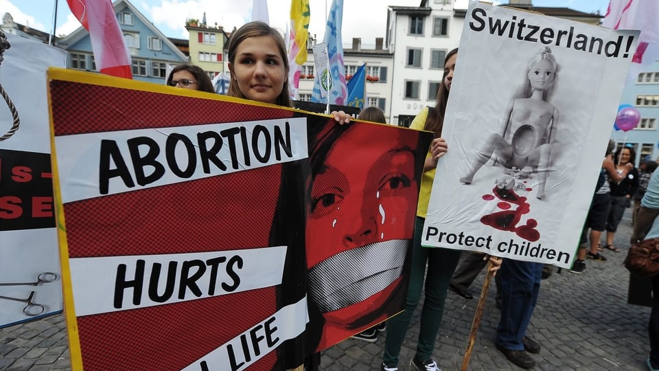 Mehrere hundert Demonstrantinnen und Demonstranten protestieren am «3. Marsch für s'Läbe» gegen Abtreibung im Herbst 2012 in Zürich.