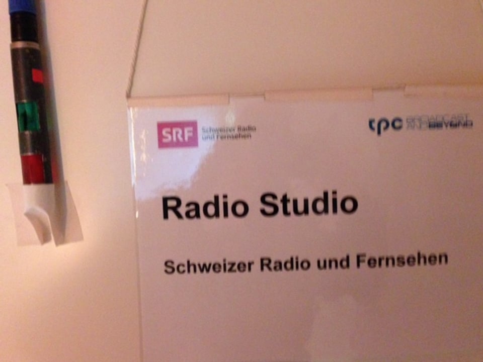 Ein Papier hängt an einer Tür. Mit der Aufschrift: «Radio Studio».