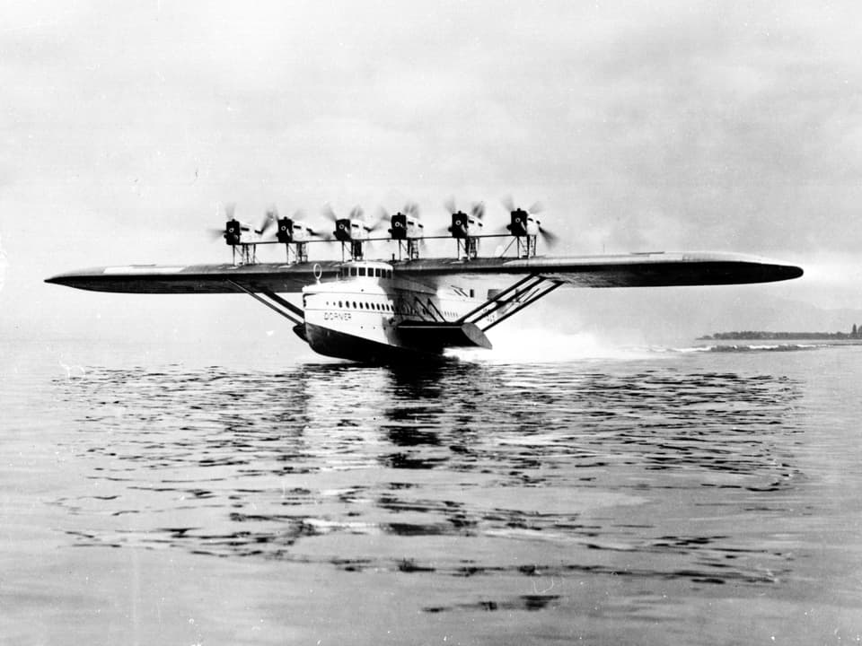 Das Flugschiff Do X beim Start auf dem Bodensee.