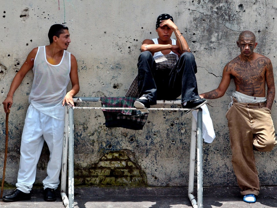Bandenmitglieder posieren 2005 im Gefängnis Pavón.