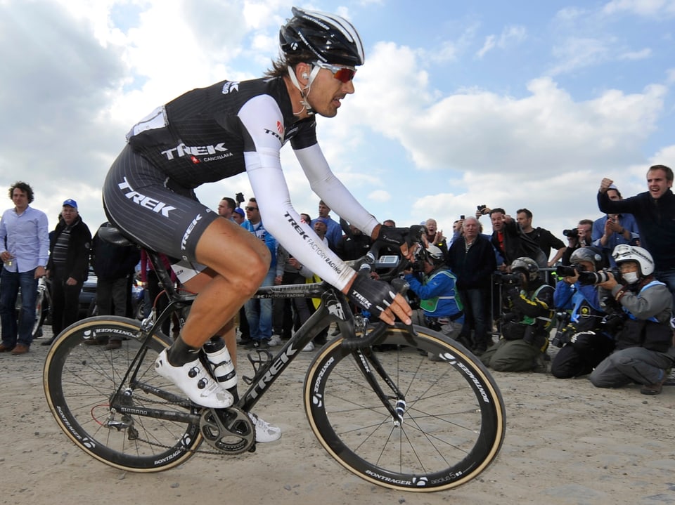 Fabian Cancellara kämpft sich auf dem Weg nach Roubaix über das Kopfsteinpflaster.