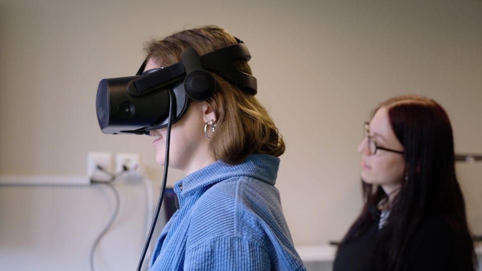 Eine Frau trägt eine Virtual Reality Brille.