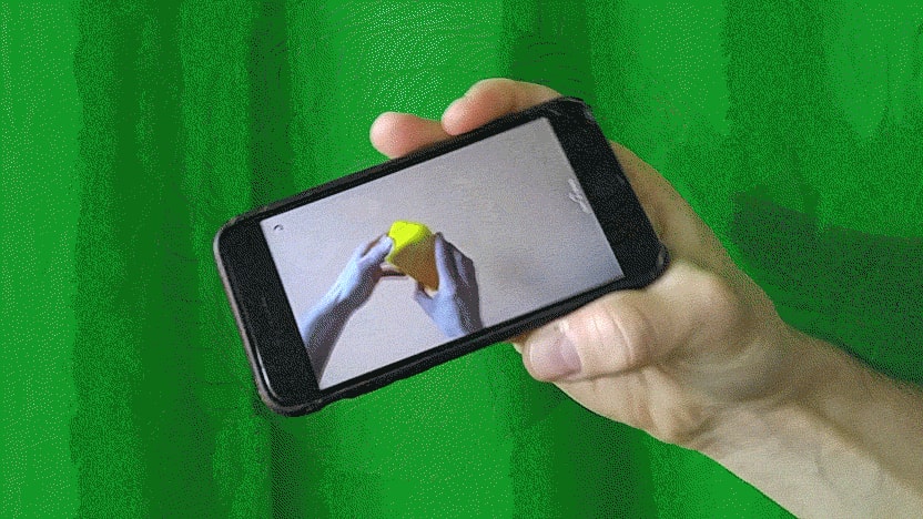 Ein animiertes GIF zeigt, wie das Bild der Spectacles in der Snapchat-App immer bildschirmfüllend bleibt.