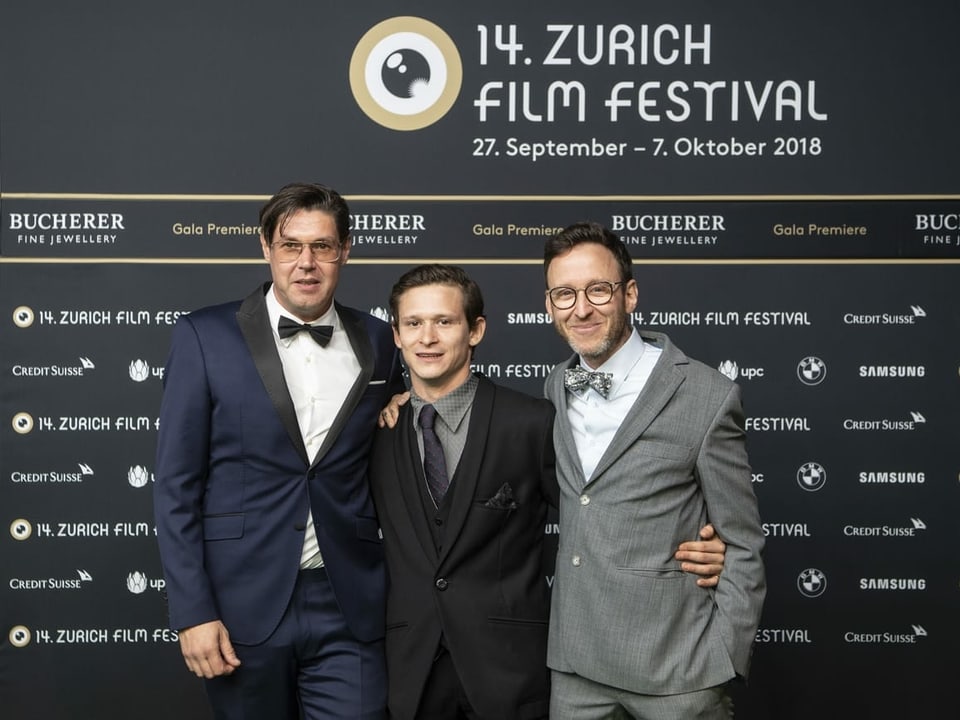 Michael Steiner, Joel Basman und Thomas Meyer stehen vor der Fotowand des Zürich Filmfestivals