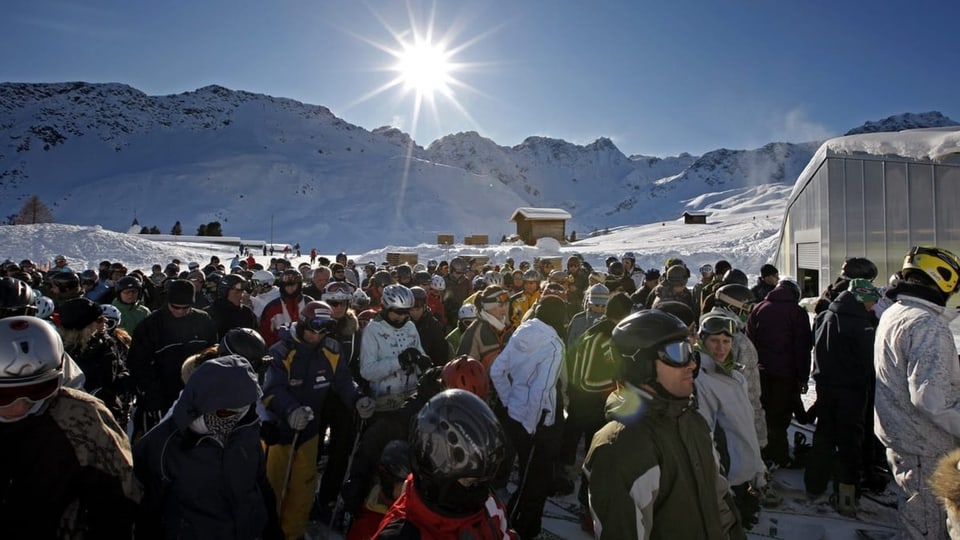Skifahrerinnen und Skifahrer stehen an