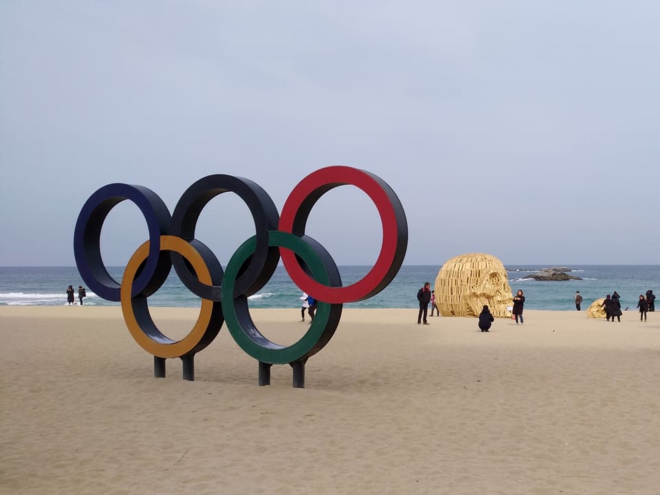 Die Olympischen Ringe vor dem Meer wollen alle fotografieren.