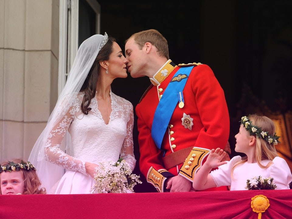 Prinz William und Cate Middleton beim Kuss auf dem Balkon.