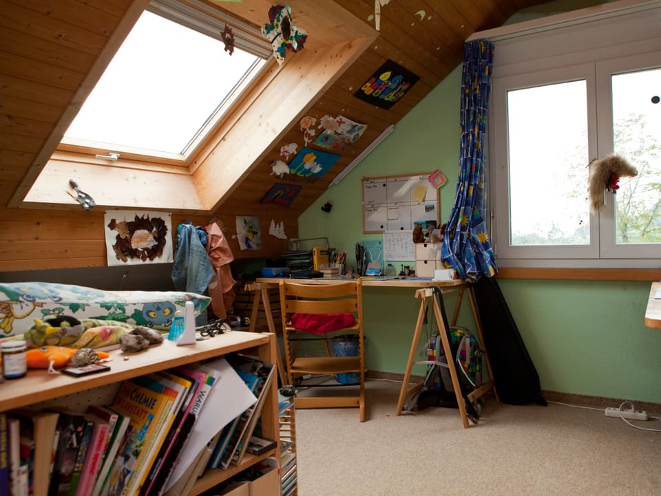 Blick in ein zweites Kinderzimmer mit grossem Dachfenster im Haus Teuber. 