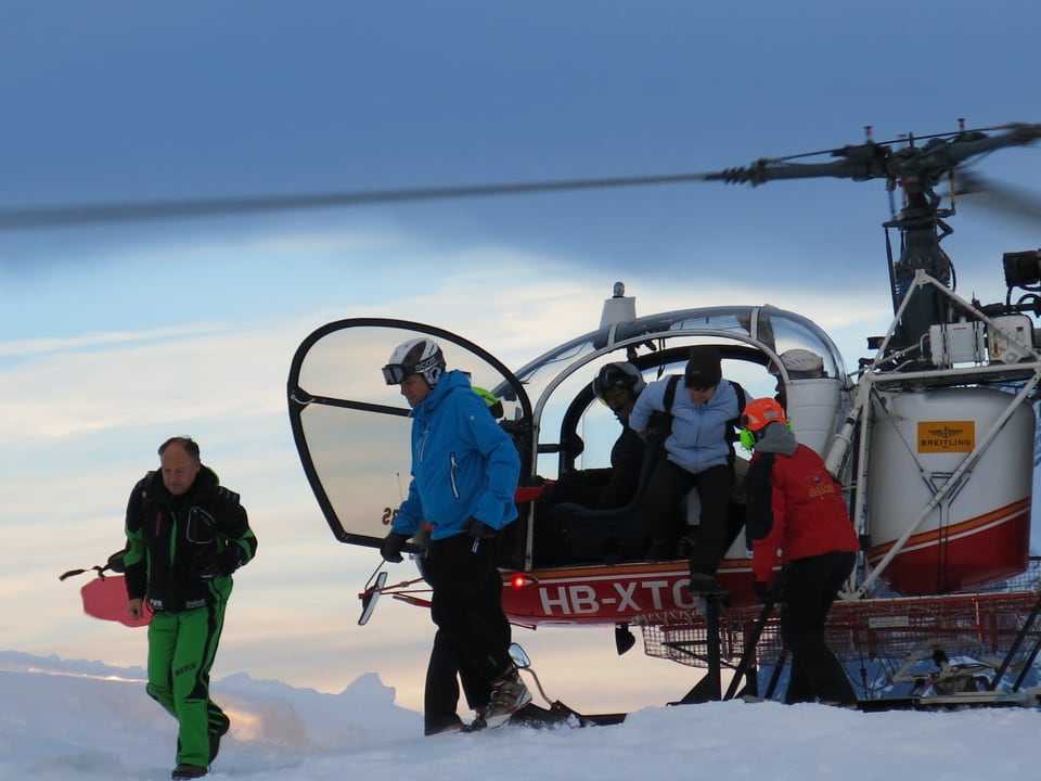 Gäste entsteigen dem Helikopter auf 2400 Metern Höhe. 