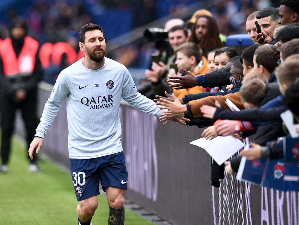 Lionel Messi klatscht Fans von Paris Saint-Germain ab.