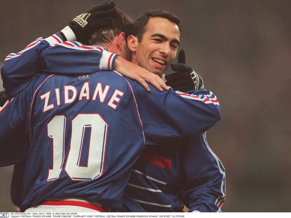 Youri Djorkaeff bejubelt mit der französischen Fussballlegende 1998 einen Treffer.