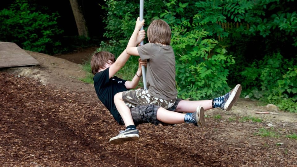 Zwei Jungs auf dem Spielplatz.