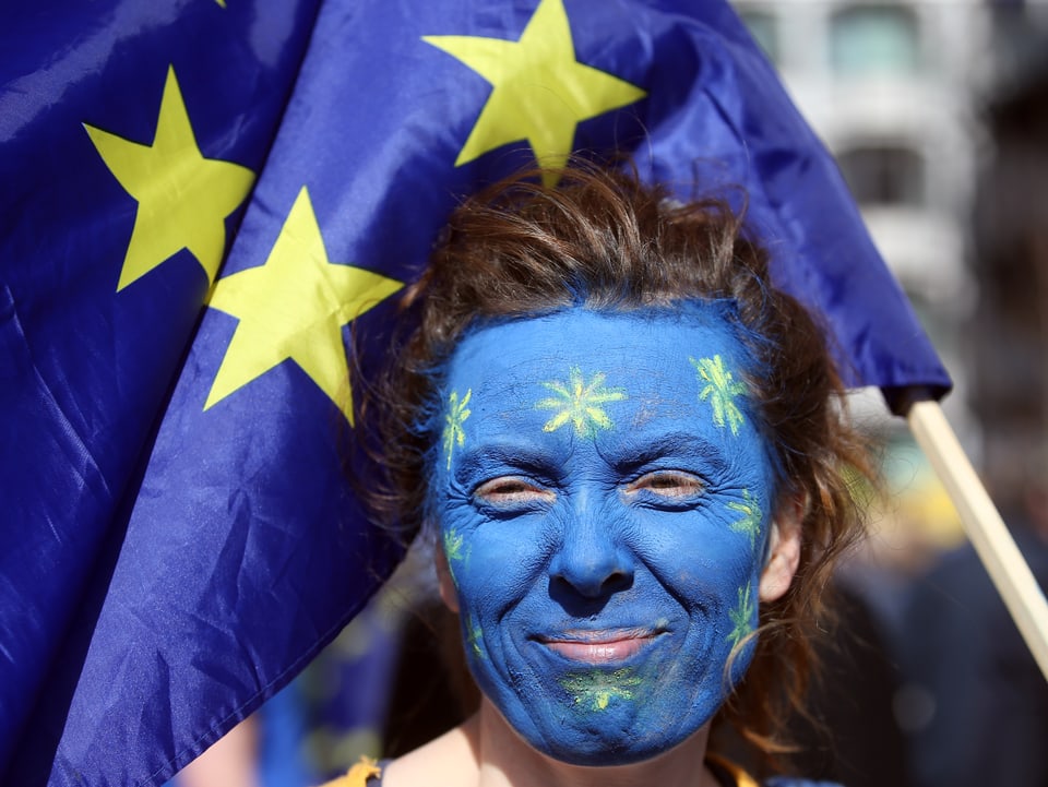 Eine Frau mit blau geschminktem Europa-Gesicht