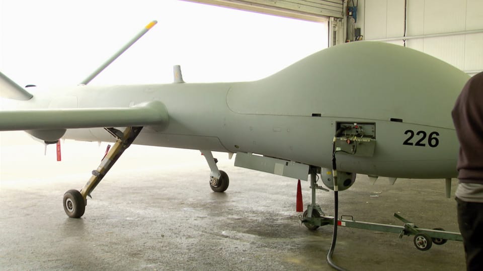 Eine Aufklärungs-Drohne in einem Flugzeug-Hanger.