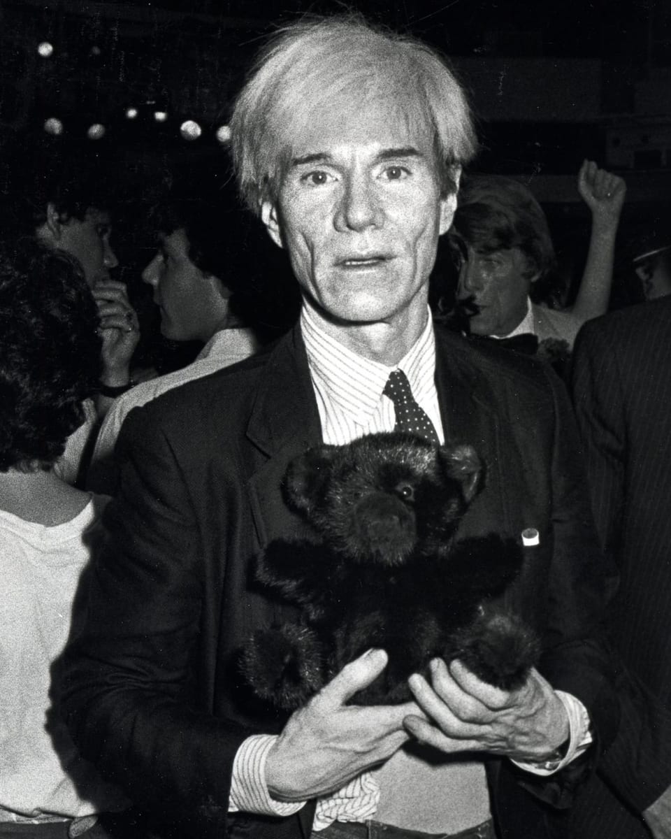 Andy Warhol mit einem Stoff-Bären