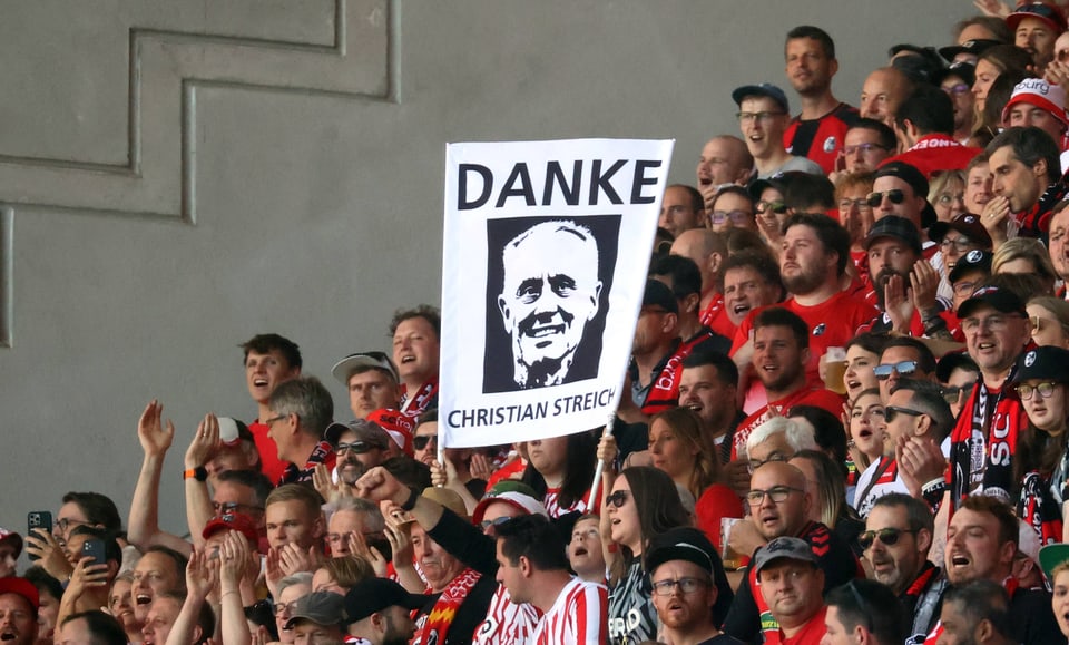 Die Fans zollen Christian Streich mit einem Plakat Respekt.
