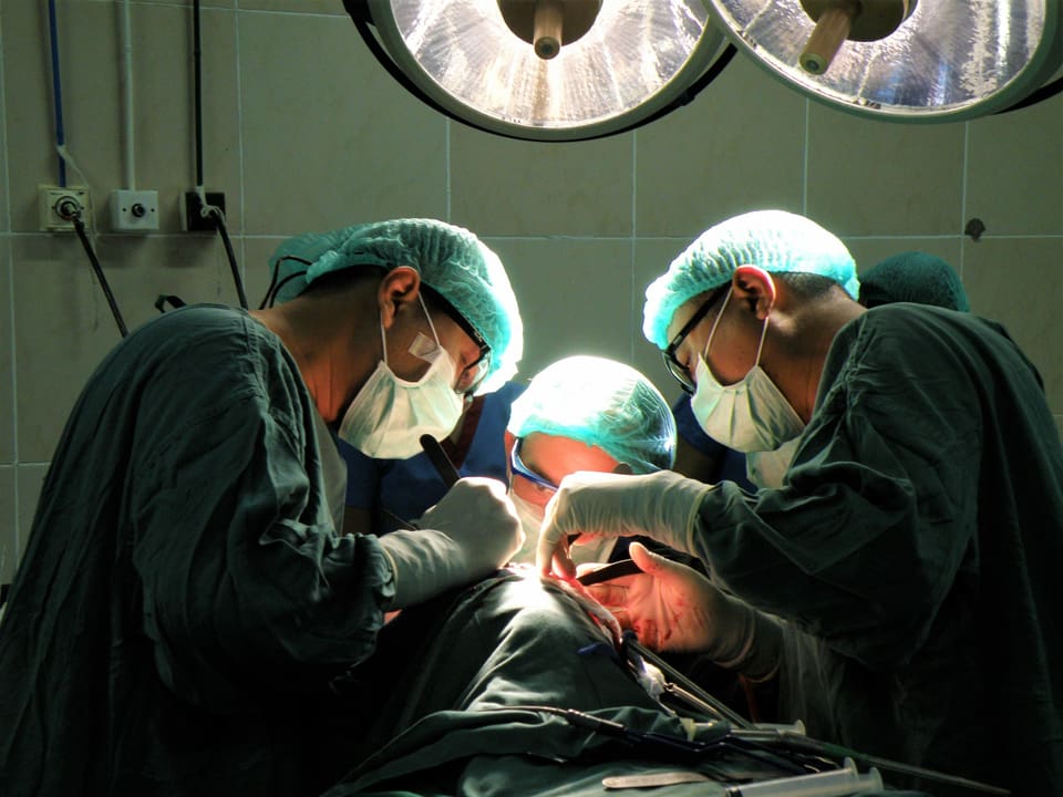 Der Arzt Philippe Schucht operiert mit Kollegen in Burma.