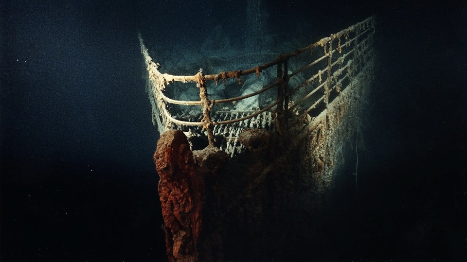 Der Bug des «Titanic»-Wracks unter Wasser, beleuchtet.