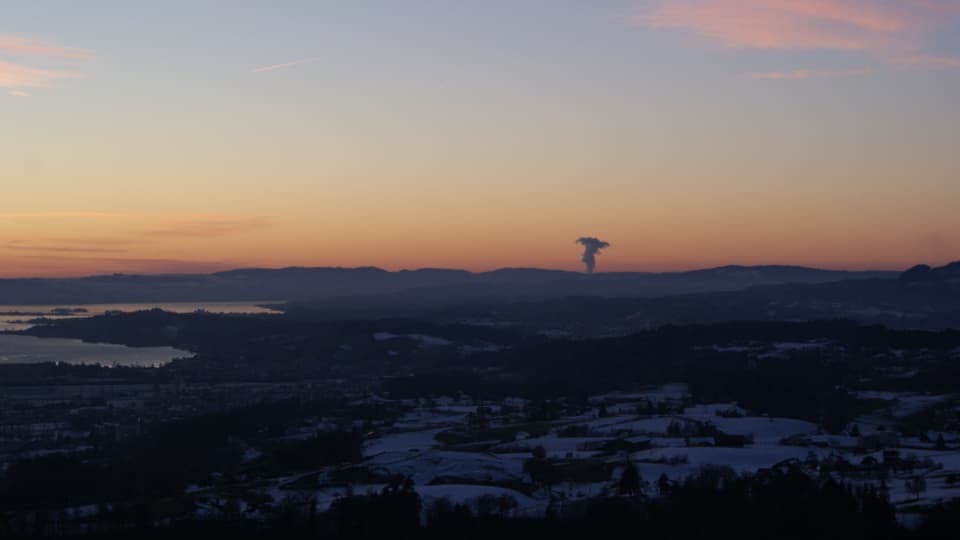 Blick über den Zürichsee, im Hintergrund die Dampffahne des Kernkraftwerkes Gösgen.