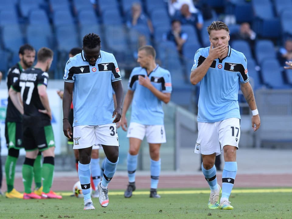 Enttäuschte Spieler von Lazio Rom.
