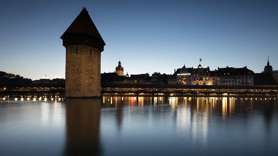 Wasserturm mit Kapellbrücke in Luzern
