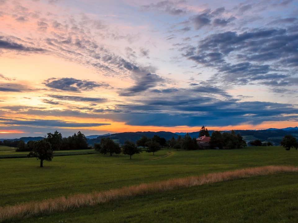 11. Juli Farbige Morgendämmerung mit einigen kontrastverstärkenden Wolken.