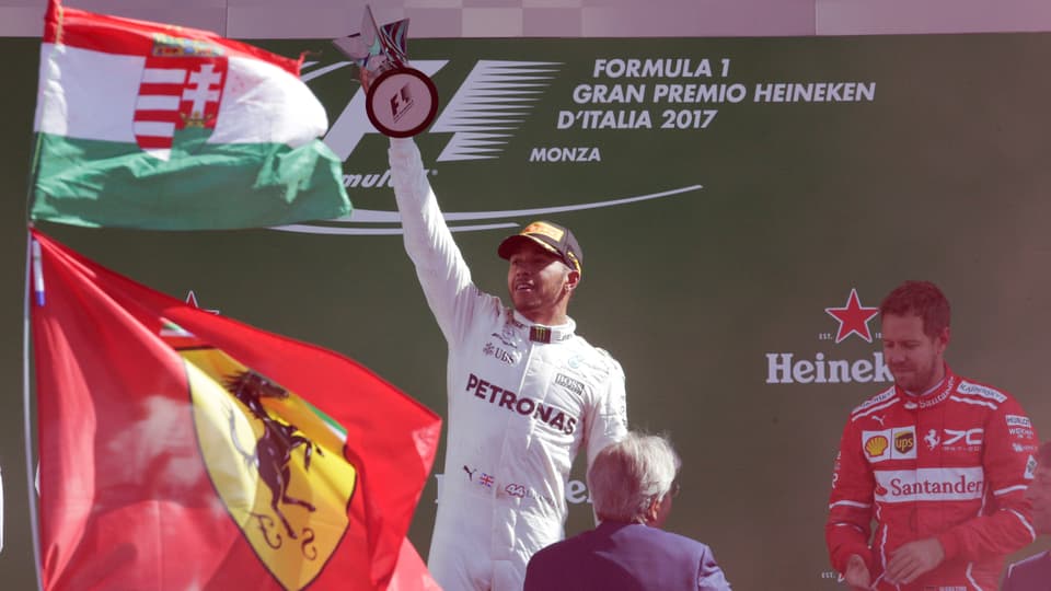 Lewis Hamilton mit der Siegertrophäe in der Hand.