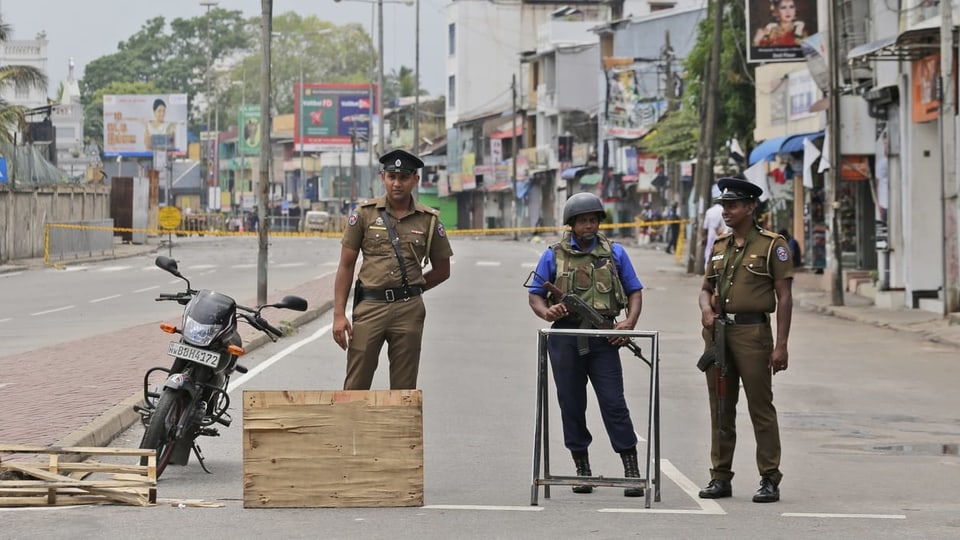 Viele Sicherheitskräfte und Checkpoints prägen das Bild in Colombo