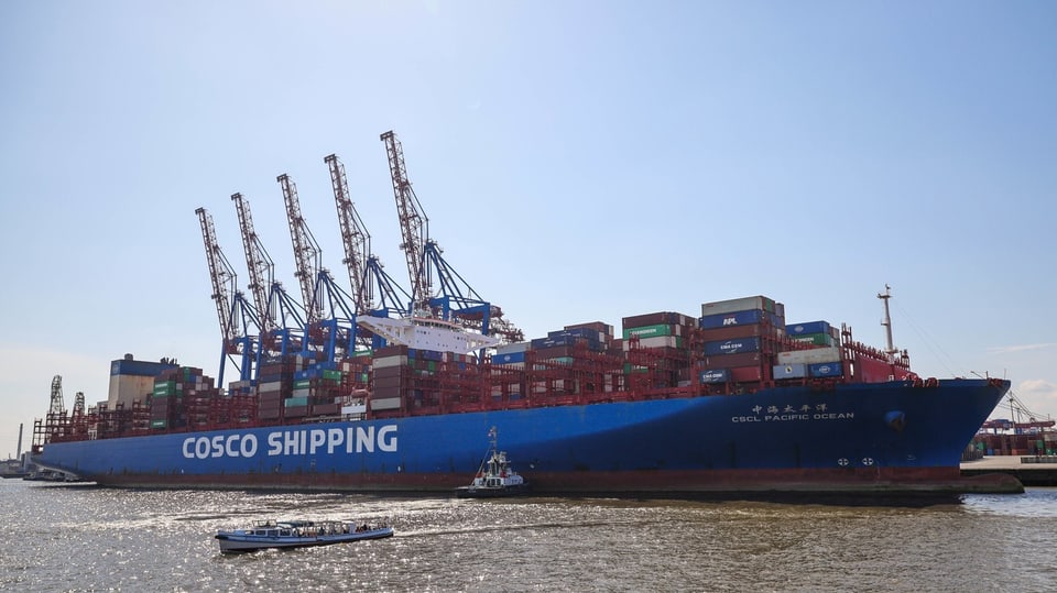 Ein Containerschiff von Cosco Shipping