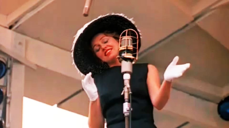 Anita O'Day mit Hut und weissen Handschuhen am Mikrofon