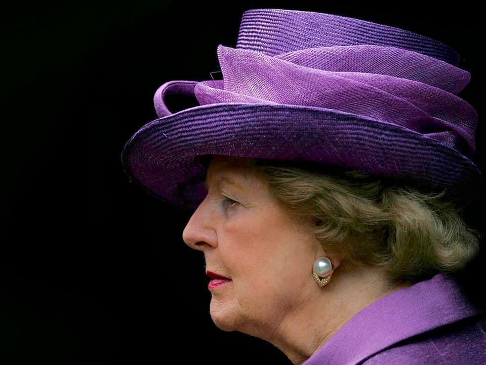 Margaret Thatcher mit einem auffälligen violetten Hut.