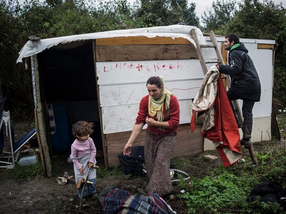 Eine Roma-Familie vor ihrer Hütte