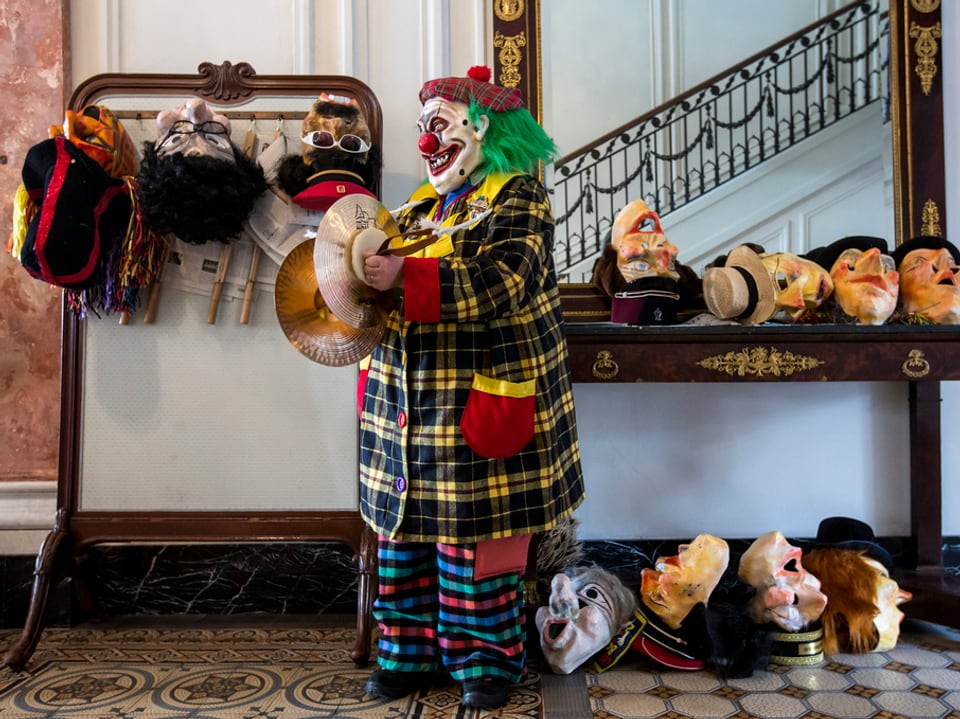 Ein als Clown verkleideter Fasnächtler im Hotel Schweizerhof Luzern. 