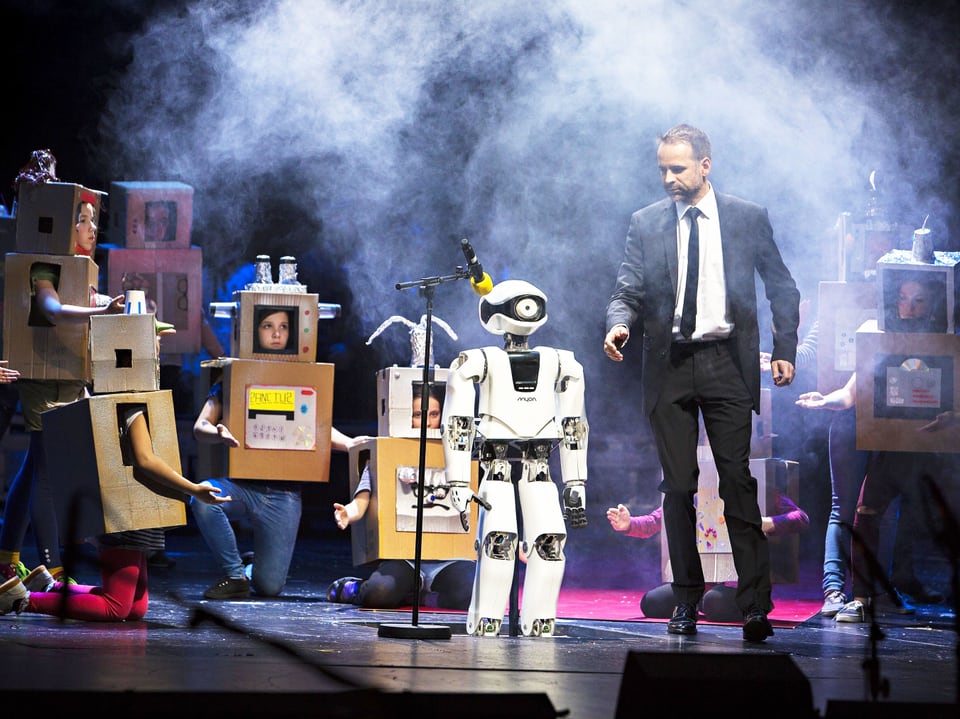 Der Roboter Myon umgeben von Kinder im Roboterkostüm.