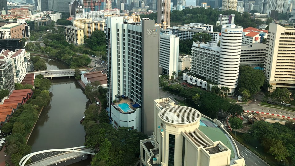 Luftaufnahme eines Flusses in Singapur.